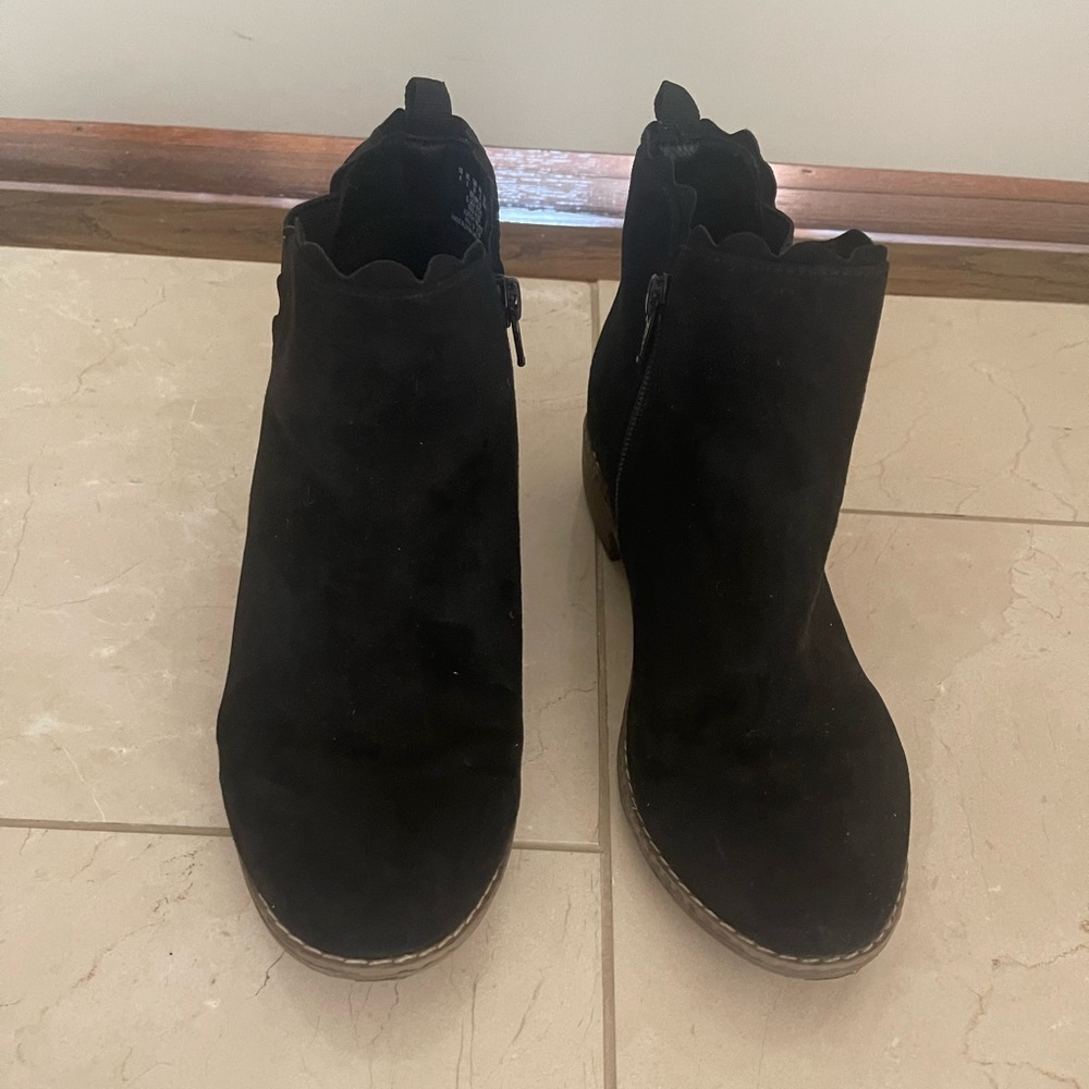 Black Suede Gir’s booties!